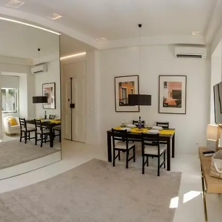 White House Boutique, 2 Bedroom Apartment, With A/c And Patio