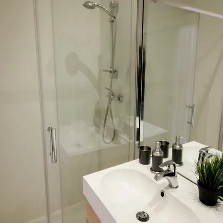White House Boutique, 2 Bedroom Apartment, With A/c And Patio *
