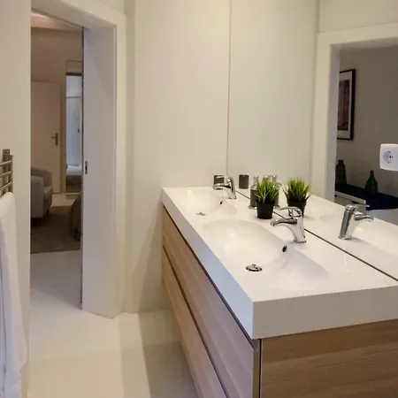 White House Boutique, 2 Bedroom Apartment, With A/c And Patio