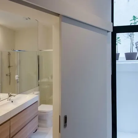 White House Boutique, 2 Bedroom Apartment, With A/c And Patio