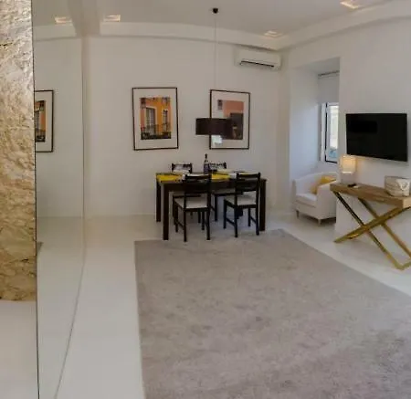 Apartment White House Boutique, 2 Bedroom Apartment, With A/c And Patio *