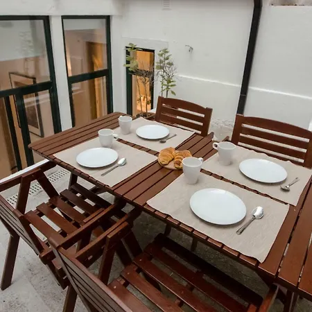 Apartment White House Boutique, 2 Bedroom Apartment, With A/c And Patio