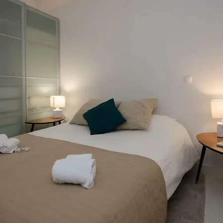 Apartment White House Boutique, 2 Bedroom Apartment, With A/c And Patio